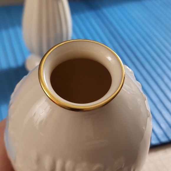 Lenox - VintageMade in USA Porcelain Vase Raised Flower Motif w/ 24 kt Gold Trim - Picture 2 of 6